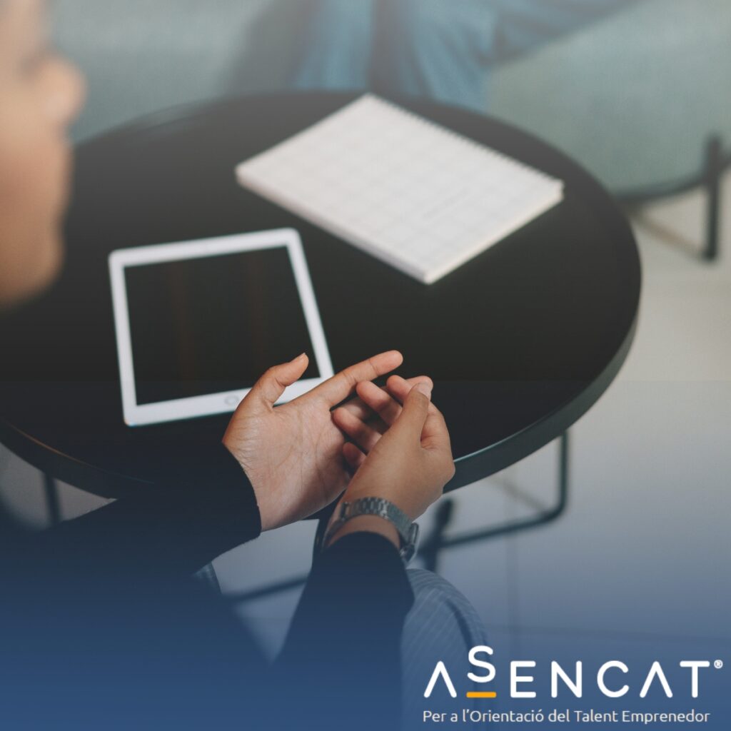 Mans revisant documents financers amb una calculadora, en un article sobre mentoria i gestió per a persones emprenedores.