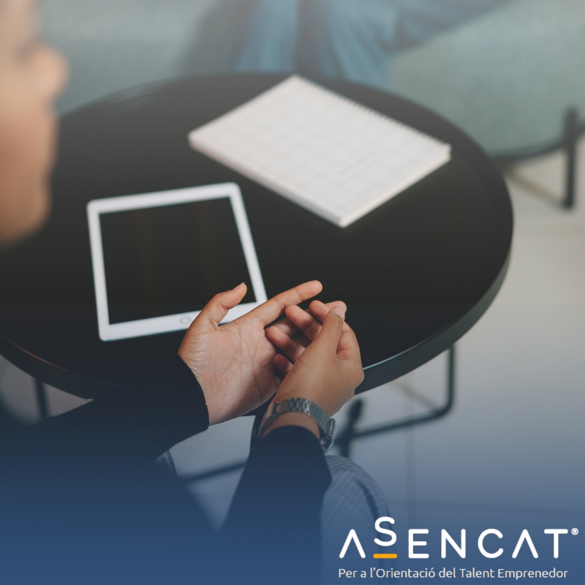 Mans revisant documents financers amb una calculadora, en un article sobre mentoria i gestió per a persones emprenedores.
